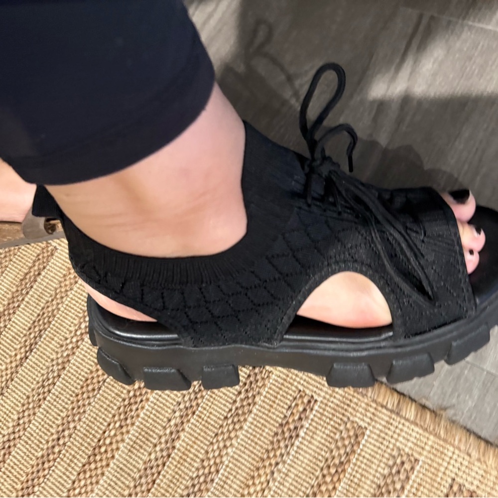 New women’s black sandals sz 9